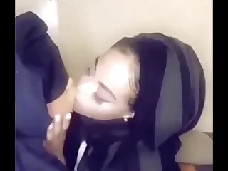 2 Muslim Girls Twerking more than Selfie